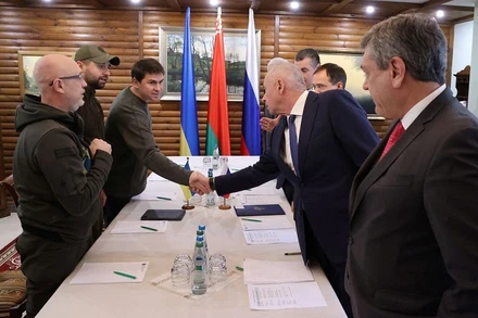 Các thành viên đoàn đám phán Nga và Ukraine tham gia đàm phán tại khu vực Brest, Belarus, ngày 3/3/2022. (Ảnh: BelTA)