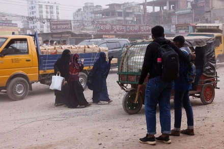 Một con đường đầy bụi ở khu vực Tongi của Gazipur, Bangladesh. (Ảnh: Reuters)