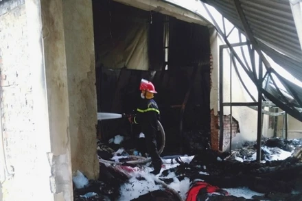 Lực lượng chức năng đang tiến vào chữa cháy. (Ảnh: Công an TP Hà Nội cung cấp)