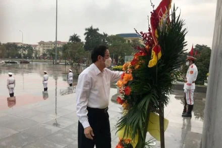 Trưởng Ban Nội chính Trung ương Phan Đình Trạc cùng đoàn công tác Ban Nội chính Trung ương dâng hoa tại Tượng đài Tổng Bí thư Nguyễn Văn Linh.