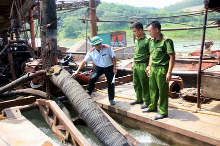 Lực lượng chức năng tỉnh Tuyên Quang tiến hành kiểm tra hoạt động khai thác cát trên sông Lô.