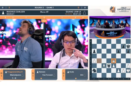 Carlsen thất vọng sau sai lầm ở ván đầu tiên. (Ảnh: Chụp màn hình)