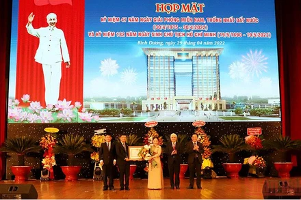 Thừa ủy quyền của Chủ tịch nước, lãnh đạo tỉnh Bình Dương trao Huân chương Lao động hạng Nhì tặng đồng chí Nguyễn Thị Lệ Trinh, Chủ tịch Hội Chữ thập đỏ tỉnh Bình Dương.