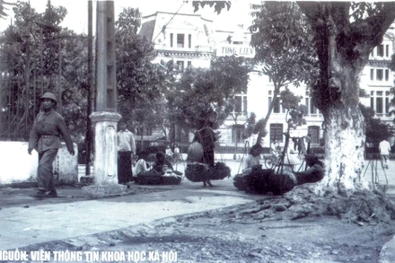 Gánh hàng rong. (Ảnh: Viện Thông tin Khoa học xã hội)