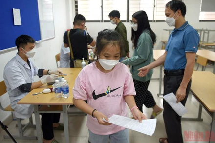 Làm thủ tục tiêm cho học sinh THCS. 