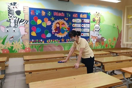 Giáo viên Trường Tiểu học Trần Quốc Toản (Hoàn Kiếm) vệ sinh lớp học chuẩn bị đón học sinh quay trở lại trường. (Ảnh: Đăng Anh)