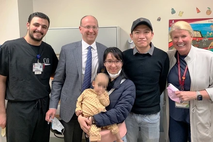 Sau quá trình điều trị, được phẫu thuật ở nước ngoài, bé Trần Nguyễn Thúy Ng. cùng bố mẹ đã được trở về Việt Nam. (Ảnh: Bệnh viện cung cấp)