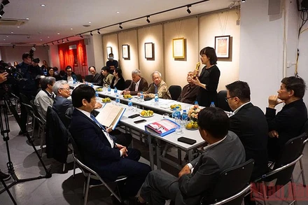 Quang cảnh buổi toạ đàm chuyên đề “100 năm báo Le Paria”.