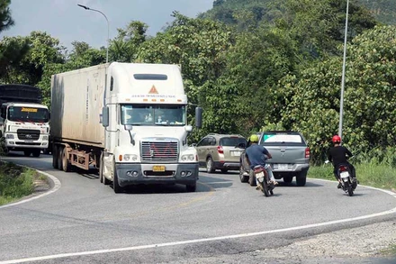 Ô-tô có tải trọng lớn sẽ bị hạn chế lưu thông trên đèo Bảo Lộc dịp lễ 30/4 và 1/5 để giảm ùn tắc giao thông. (Ảnh: Đ.K)