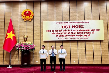 Chủ tịch UBND thành phố trao tặng Bằng khen hai đơn vị dẫn đầu khối Sở và quận, huyện.