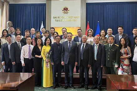 Đại sứ Đặng Minh Khôi chụp ảnh kỷ niệm cùng các đại biểu. (Ảnh: Quế Anh)