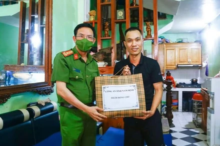 Đại tá Nguyễn Văn Trầm, Phó Giám đốc Công an tỉnh Nam Định biểu dương tinh thần dũng cảm của Đại úy Trần Tất Lại.