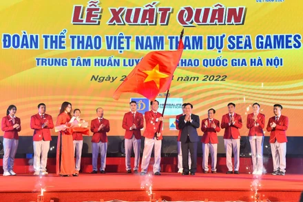 Trưởng đoàn thể thao Việt Nam dự SEA Games 31 Trần Đức Phấn nhận lá cờ Tổ quốc từ Phó Thủ tướng Thường trực Chính phủ Phạm Bình Minh. (Ảnh: THỦY NGUYÊN)