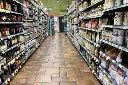 Các kệ hàng tại một chợ bán thực phẩm ở Arlington, Virginia, Mỹ. (Ảnh: THX/TTXVN)