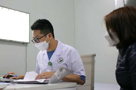 Bác sĩ Tiến khám hậu Covid-19 cho người bệnh.