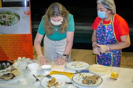 Đại sứ quán Việt Nam tại Brazil tổ chức buổi hướng dẫn cách làm món nem và giới thiệu tinh hoa ẩm thực Việt Nam. (Nguồn: thoidai.com.vn)