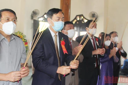 Lãnh đạo tỉnh Quảng Trị dâng hương tại Khu lưu niệm Tổng Bí thư Lê Duẩn. 