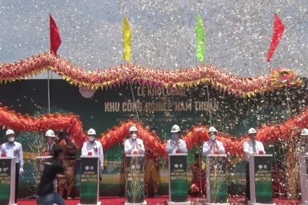 Nguyên Chủ tịch nước Trương Tấn Sang; nguyên Phó Thủ tướng Thường trực Chính phủ Trương Hòa Bình và lãnh đạo tỉnh Long An ấn nút khởi công dự án hạ tầng Khu công nghiệp Nam Thuận. 