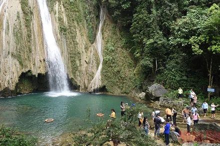 Thác Khuổi Nhi trên hồ sinh thái Na Hang-Lâm Bình là điểm thu hút khách du lịch.