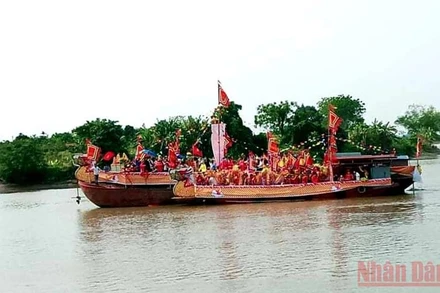 Thuyền rồng chở các cụ cao niên trong làng.