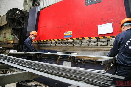 Lao động tại Công ty Thép An Thịnh, Hà Nội (Ảnh minh họa: THÀNH ĐẠT)