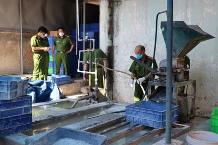 Khu vực xay nghiền bóng đèn thải.