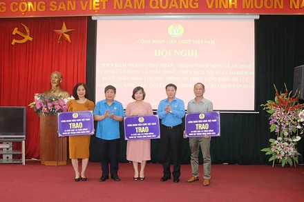 Trao quà tặng đại diện các đơn vị có đoàn viên, người lao động hoàn cảnh khó khăn, ảnh hưởng bởi dịch Covid-19.