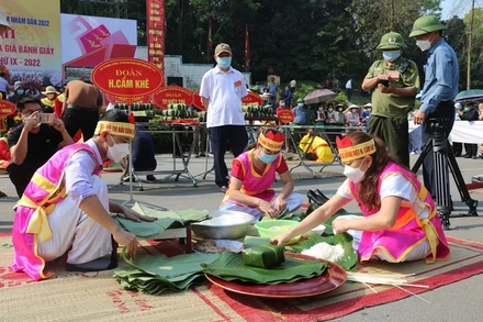 Các đội tham gia thi gói, nấu bánh chưng dâng lên các Vua Hùng.