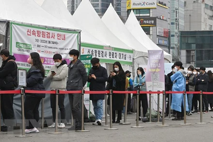 Người dân xếp hàng chờ xét nghiệm Covid-19 tại Seoul, Hàn Quốc, ngày 17/3/2022. (Ảnh: AFP/TTXVN)