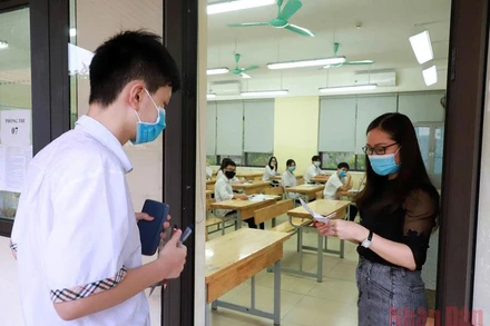 Thi sinh làm thủ tục dự kỳ thi tuyển sinh lớp 10 năm 2021 tại điểm thi Trường THCS Nam Trung Yên (Hà Nội). (Ảnh: DUY LINH)