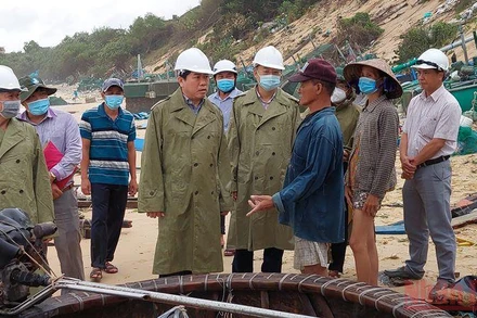 Phó Bí thư Tỉnh ủy, Chủ tịch UBND tỉnh Phú Yên Trần Hữu Thế thăm, động viên và chỉ đạo công tác khắc phục hậu quả thiên tai, giúp ngư dân xã An Hòa Hải, huyện Tuy An sớm ổn định cuộc sống.