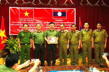 Giám đốc Công an tỉnh Chăm-Pa-Sắc trao Huy chương lao động của Chính phủ Lào cho Công an tỉnh Thừa Thiên Huế. (Ảnh: Công an cung cấp) 