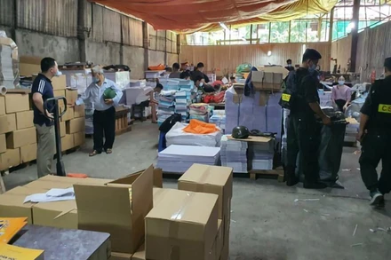 Kho sách giáo khoa lậu bị cơ quan chức năng phát hiện.