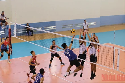 Một pha tranh chấp bóng của hai đội tuyển.