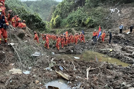 Lực lượng cứu hộ tìm kiếm hộp đen chiếc máy bay xấu số của hãng China Eastern Airlines tại thành phố Ngô Châu, tỉnh Quảng Tây (Trung Quốc) ngày 22/3/2022. (Ảnh: Tân Hoa Xã)