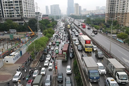 Từ giữa giờ chiều, đường Vành đai 3 trên cao và dưới thấp đã đông phương tiện.