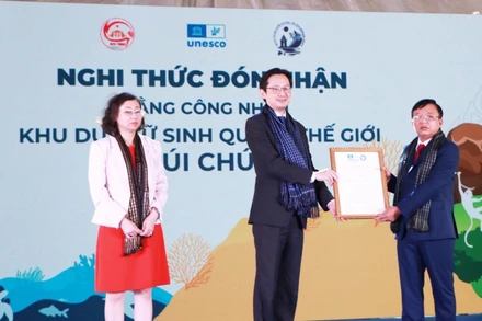 Đại diện Tổ chức Giáo dục, Văn hóa và Khoa học của Liên hợp quốc (UNESCO) và Bộ Ngoại giao trao Bằng công nhận Khu dự trữ sinh quyển thế giới Núi Chúa cho đại diện lãnh đạo tỉnh Ninh Thuận.