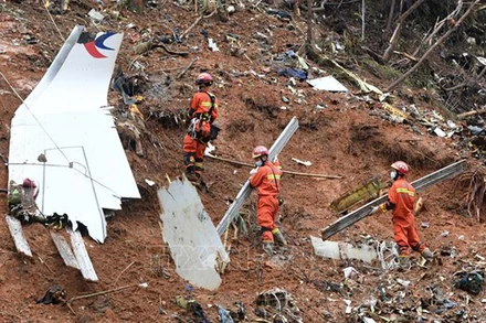 Mảnh vỡ của chiếc máy bay Boeing 737-800 bị rơi được tìm thấy tại hiện trường vụ tai nạn ở tỉnh Quảng Tây, Trung Quốc, ngày 24/3/2022. (Ảnh: THX/TTXVN)