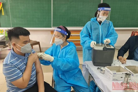 Tổ chức tiêm vaccine cho các học sinh từ 5 đến dưới 12 tuổi.