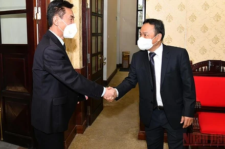 Phó Tổng Biên tập Báo Nhân Dân Đinh Như Hoan tiếp Đại biện lâm thời Đại sứ quán Triều Tiên tại Việt Nam Ri Ho Jun. (Ảnh: Thủy Nguyên)