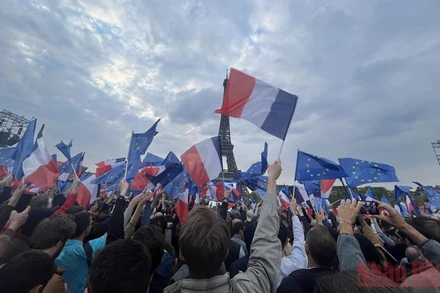 Những người ủng ông Emmanuel Macron hô vang: Chúng ta đã chiến thắng.