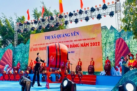 Lãnh đạo thị xã Quảng Yên gióng trống khai Hội truyền thống Bạch Đằng năm 2022.