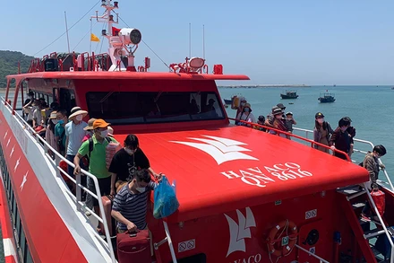 Tàu cao tốc hiện đại và được trang bị các thiết bị an toàn đưa du khách ra đảo Cô Tô.