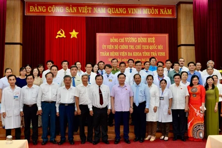 Chủ tịch Quốc hội Vương Đình Huệ và Đoàn công tác chụp ảnh lưu niệm với các cán bộ, y, bác sĩ, nhân viên y tế. (Ảnh: CTV)