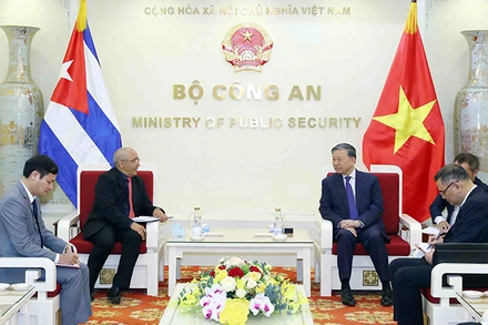 Đại tướng Tô Lâm, Ủy viên Bộ Chính trị, Bộ trưởng Công an tiếp đồng chí Pedro Soca Pascual, đại diện Bộ Nội vụ Cuba tại Việt Nam. (Ảnh: Báo Công an nhân dân)