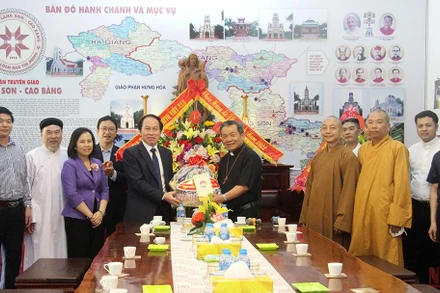 Đoàn công tác tặng quà Tòa Giám mục Giáo phận Lạng Sơn-Cao Bằng, nhân dịp Lễ phục sinh của đồng bào công giáo năm 2022. (Ảnh: HÙNG TRÁNG)