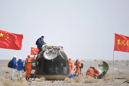 Tàu Thần Châu 13 tiếp đất thành công tại vị trí dự kiến thuộc bãi đáp Đông Phong. (Ảnh: Tân Hoa Xã).