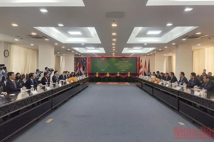 Hội đàm giữa hai đoàn đại biểu tại tòa thị chính Phnom Penh. (Ảnh: Nguyễn Hiệp)