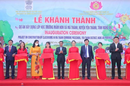 Các đại biểu cắt băng, khánh thành các lớp học mần non xã Mã Thành.