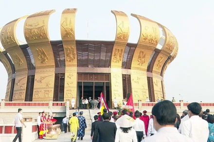 Lãnh đạo và nhân dân vào Đền thờ các Vua Hùng dâng hương tưởng nhở tổ tiên. 